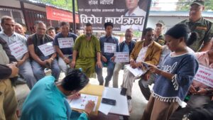 जिल्ला प्रशासन कार्यालयबाटै आफ्ना सेवाग्राहीलाई सेवा दिँदै वडा अध्यक्ष